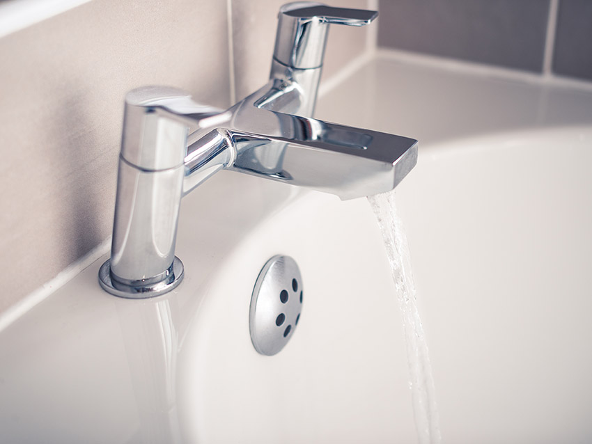 taps running water into bath