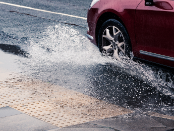 leak in street car splashing water